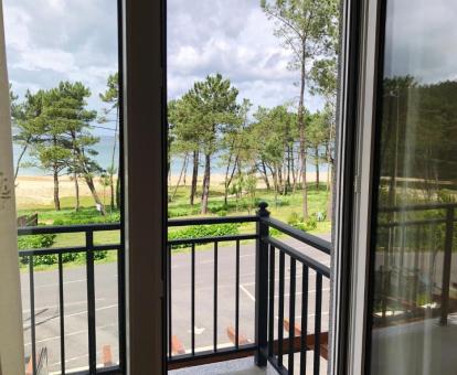 Foto de la terraza con vistas al mar de una de las habitaciones.