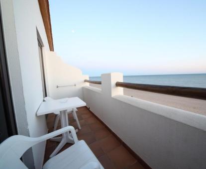 Foto de la terraza con vistas al mar de una de las habitaciones del hotel.