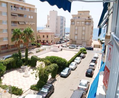 Foto de las vistas al mar y a la ciudad desde el balcón de este apartamento.