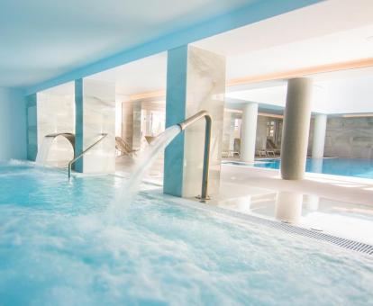 Foto de la piscina cubierta del spa del hotel disponible todo el año.