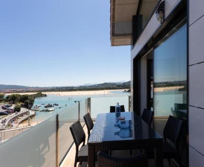 Foto de la terraza con comedor y vistas al mar del apartamento ático.