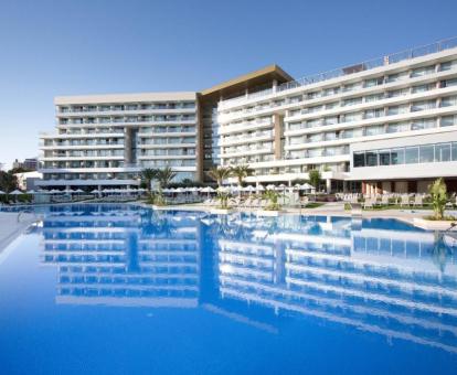 Foto de la gran piscina al aire libre disponible todo el año del hotel.
