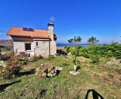 Foto de este acogedor alojamiento con vistas al mar y jardín privado.