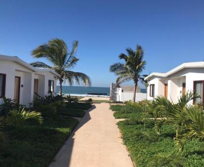 Foto de las instalaciones de este hotel frente al mar.