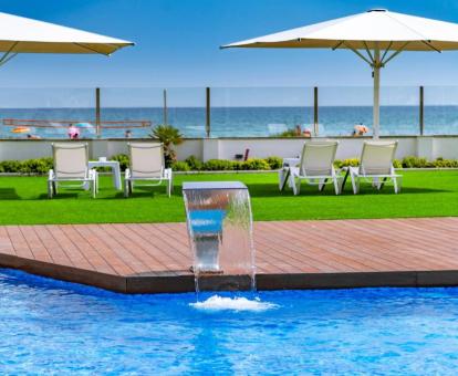 Foto de las instalaciones de este hotel con vistas al mar.