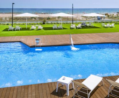 Foto de la piscina al aire libre con chorros de hidroterapia y vistas al mar.