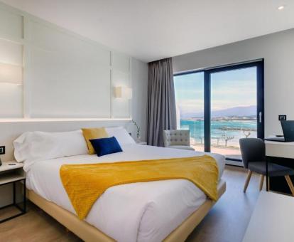 Foto de una de las habitaciones con terraza y vistas al mar del hotel.