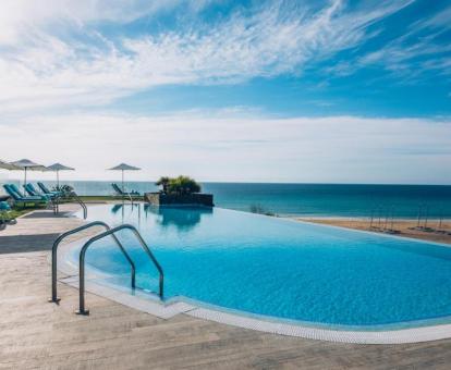 Foto de la piscina al aire libre disponible todo el año de este hotel.