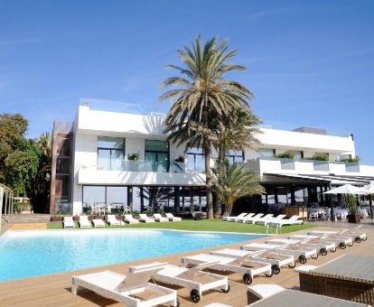 Hotel solo para adultos con una amplia zona exterior, solarium y piscina al aire libre.