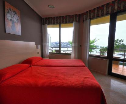 Foto de una de las habitaciones con vistas al mar del hotel.