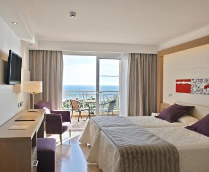 Foto de una de las habitaciones con terraza privada y vistas al mar de este hotel.