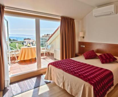 Foto de una de las habitaciones con vistas al mar del hotel.