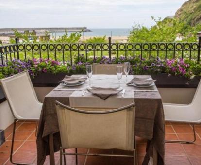 Foto de las instalaciones de este hotel con vistas al mar.