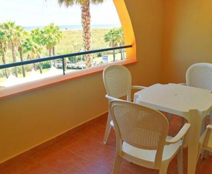 Foto de la terraza con comedor exterior y vistas al mar de uno de los apartamentos.