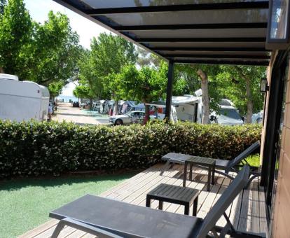 Foto de las instalaciones de este hotel con vistas al mar.