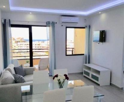 Foto del interior de este apartamento con vistas al mar.