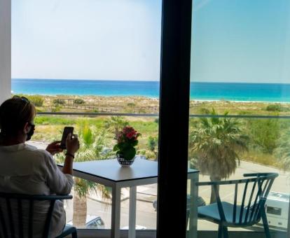 Foto de la terraza con vistas al mar de una de las habitaciones del hotel.