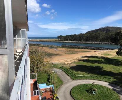 Foto de las vistas al mar desde el balcón del apartamento.