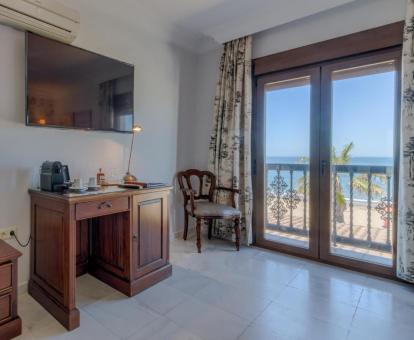Foto de una de las habitaciones con vistas al mar del hotel.