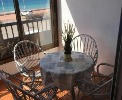 Foto de las instalaciones de este hotel con vistas al mar.