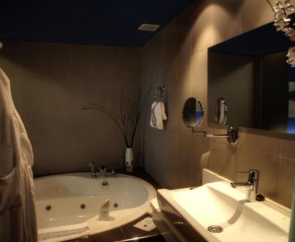 Bañera de hidromasaje privada de la habitación deluxe del hotel.