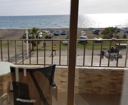 Foto de las vistas al mar desde la terraza con comedor exterior de este apartamento.
