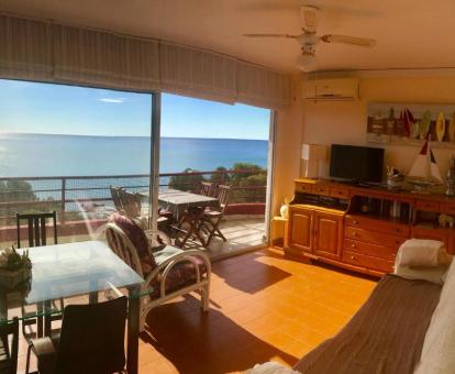 Foto de las instalaciones de este hotel con vistas al mar.