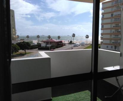 Foto del balcón con vistas al mar de uno de los apartamentos de este establecimiento.