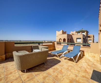 Foto de la terraza con vistas al mar del apartamento Deluxe de este establecimiento.