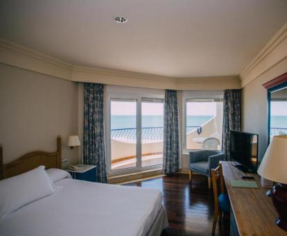 Foto de una de las habitaciones con terraza y vistas al mar del hotel.