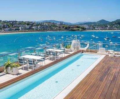 Foto de la terraza con piscina al aire libre con vistas al mar.