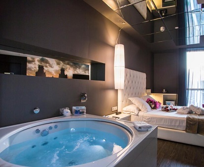 Foto de la bañera de hidromasaje que se encuentra en la suite superior del SB Plaza de Barcelona donde además tenemos unos espejos en el techo de la cama que se encuentra cerca del jacuzzi.