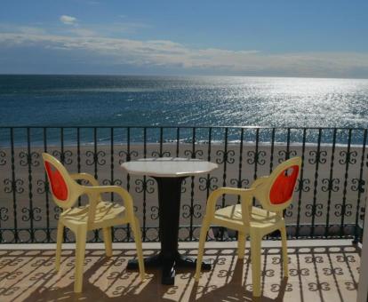 Foto de la terraza con mobiliario exterior del estudio con vistas al mar.