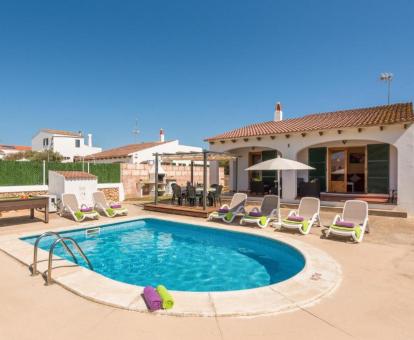 Foto de la villa con piscina privada y zonas de estar al aire libre.