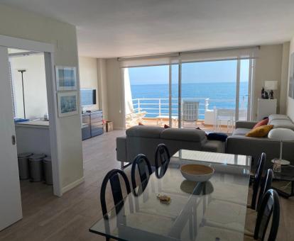 Foto de las instalaciones de este apartamento con vistas al mar.