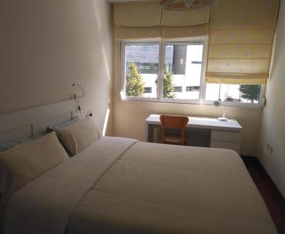 Foto de uno de los dormitorios de este apartamento con vistas al mar.