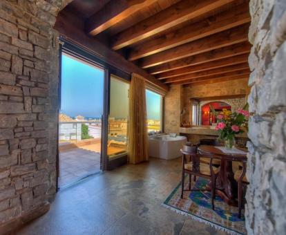 Foto de una de las habitaciones con terraza y vistas al mar del hotel.
