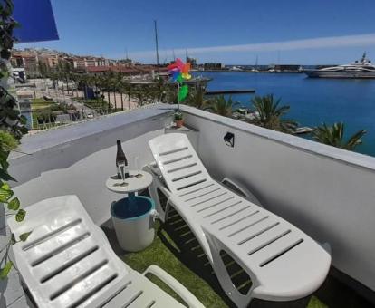 Foto de las instalaciones de este hotel con vistas al mar.