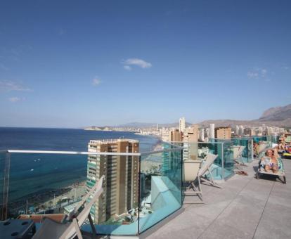 Foto de las instalaciones de este hotel con vistas al mar.