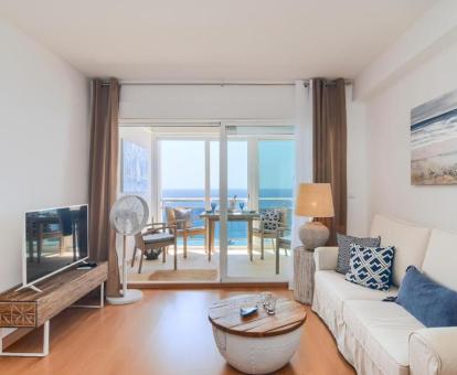 Foto de las instalaciones de este hotel con vistas al mar.