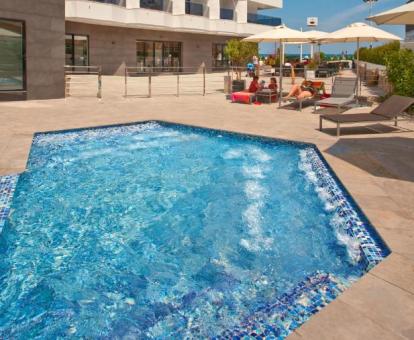 Foto de la piscina al aire libre disponible todo el año de este hotel.