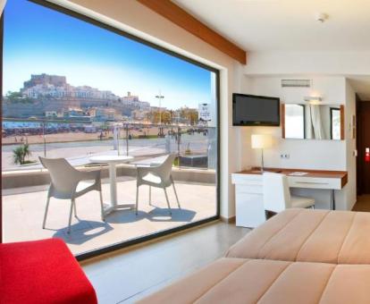 Foto de las instalaciones de este hotel con vistas al mar.