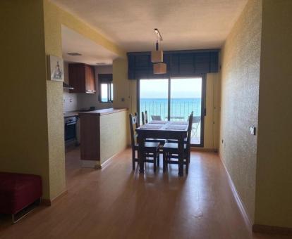 Foto de las instalaciones de este apartamento con vistas al mar.