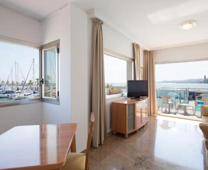 Foto de las instalaciones de este hotel con vistas al mar.