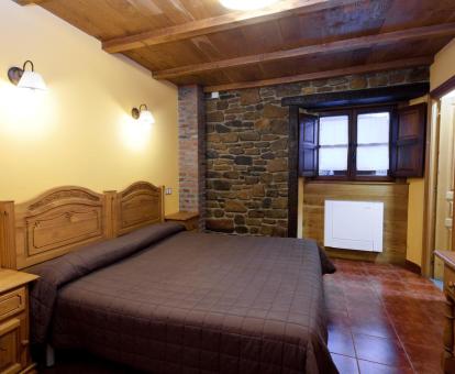Foto de una de las habitaciones de estilo tradicional del alojamiento.