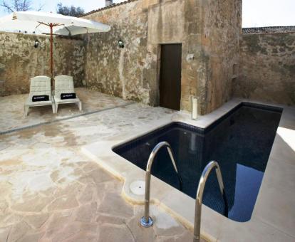 Foto de la terraza con solarium y piscina privada de la casa.