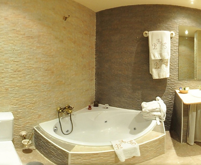 Foto de la bañera de hidromasaje que se encuentra en la casa rural Posada de los Antiguos Telares