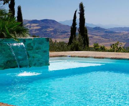 Foto de la piscina con cascada al aire libre y hermosas vistas del alojamiento.