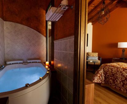 Suite con bañera de hidromasaje de este hotel romántico ideal para parejas.