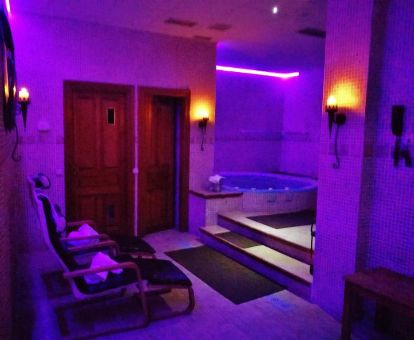 Acogedor espacio de bienestar con jacuzzi de este acogedor hotel rural.